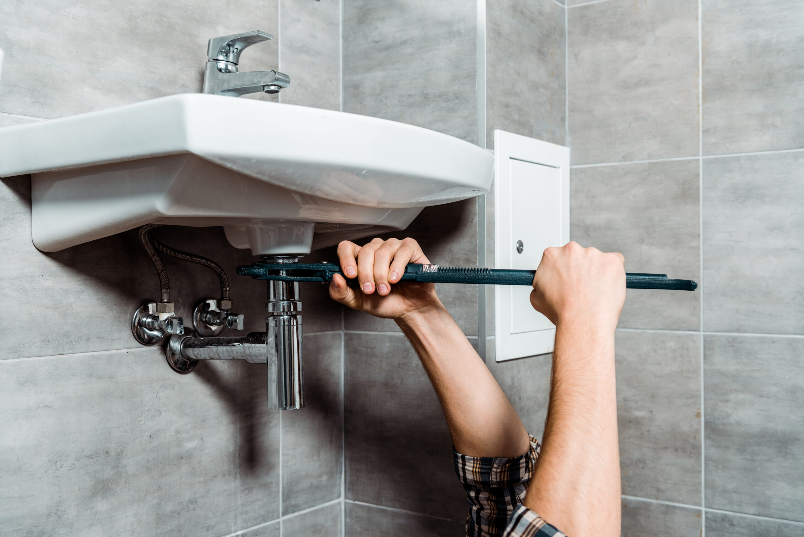 Handyman vs Contractor: Who should fix and repair what in your home?